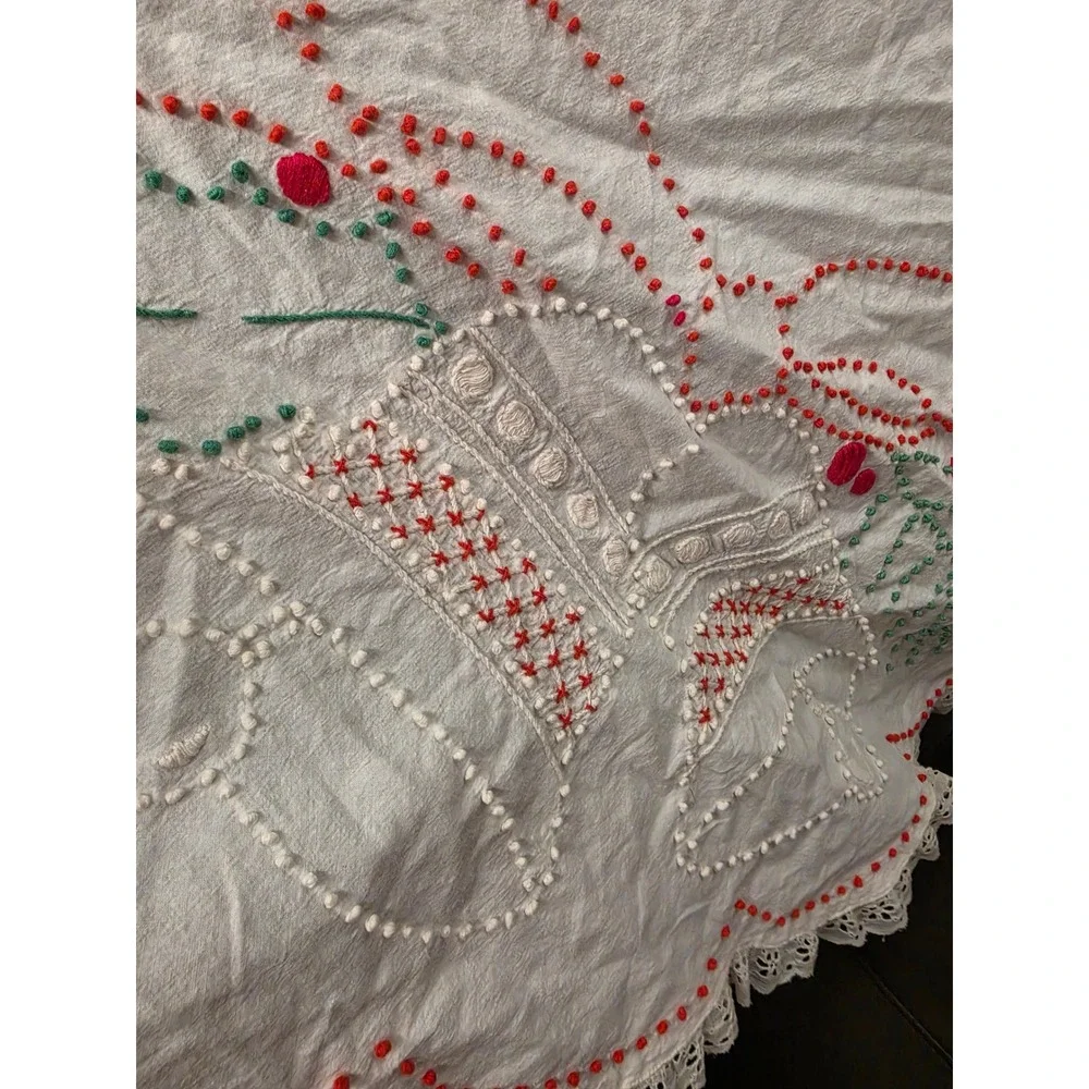 Vintage Christmas Tablecloth Hand Embroidered Candlewicking Holly Lace Round 40